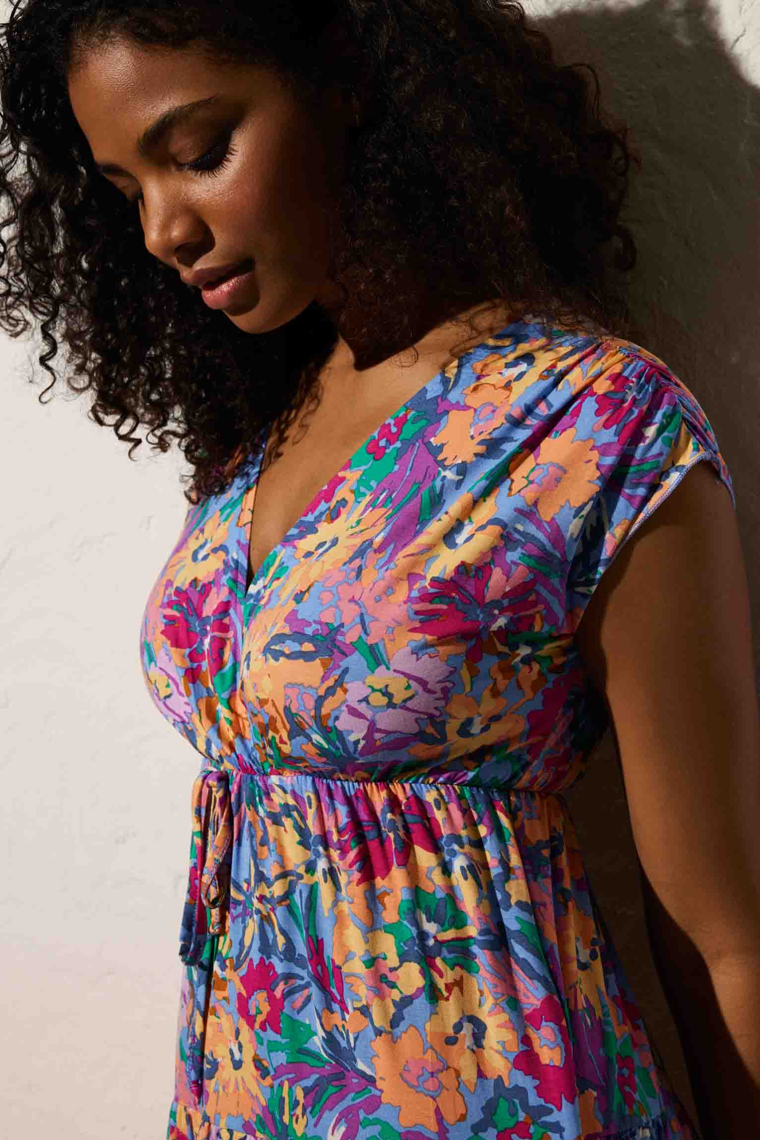 Robe de plage courte imprimé fleuri et décolleté froncé