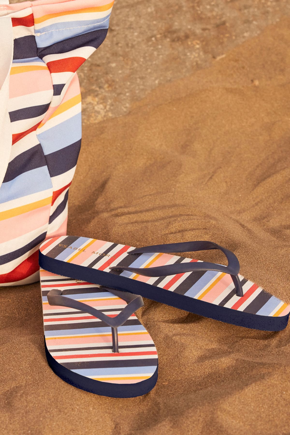 Tongs de plage plates à rayures multicolores pour femmes