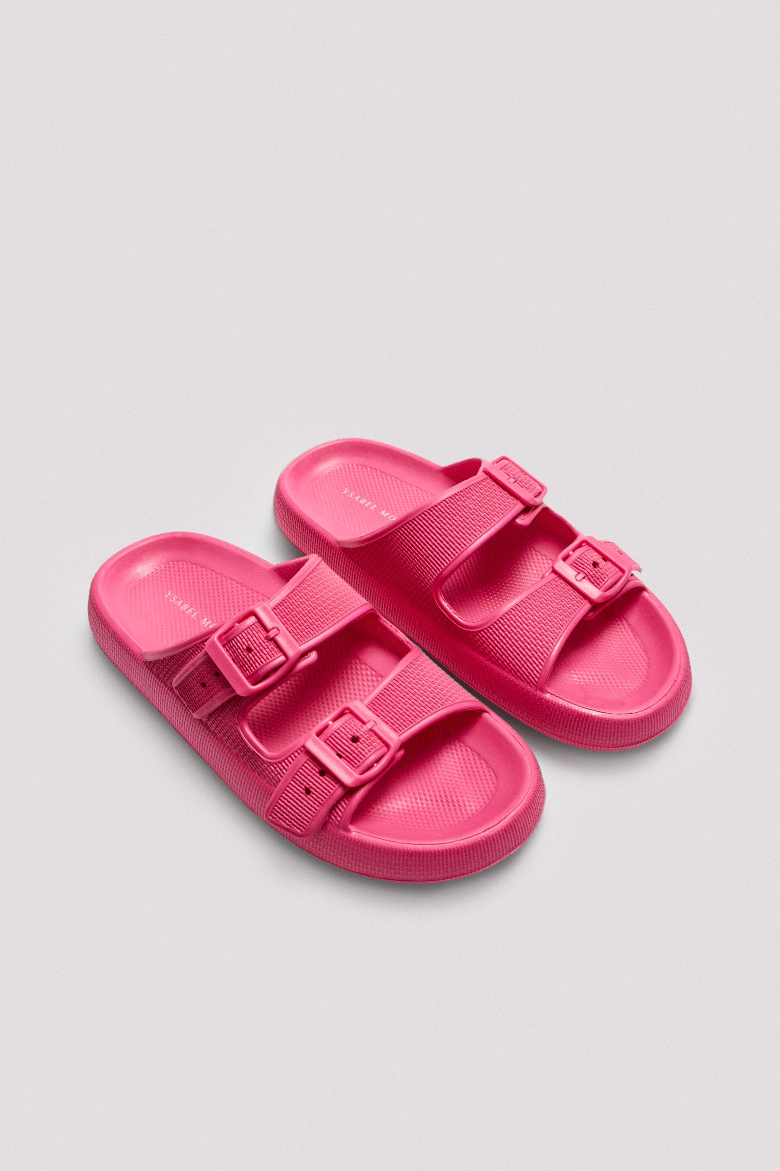 86196-10-chanclas-hebillas-mujer-ysabel-mora-fucsia