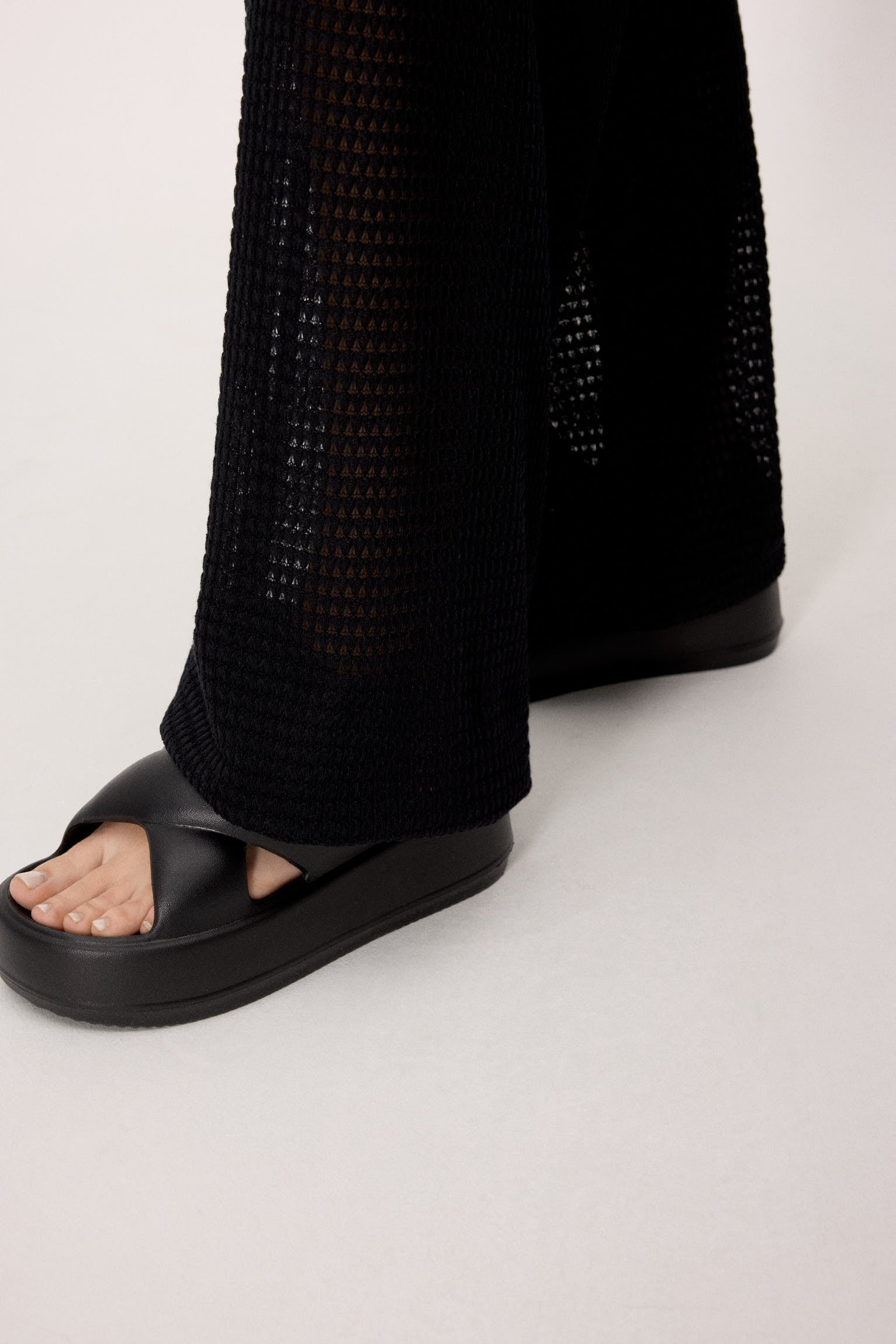 86269-pantalon-largo-calado-negro