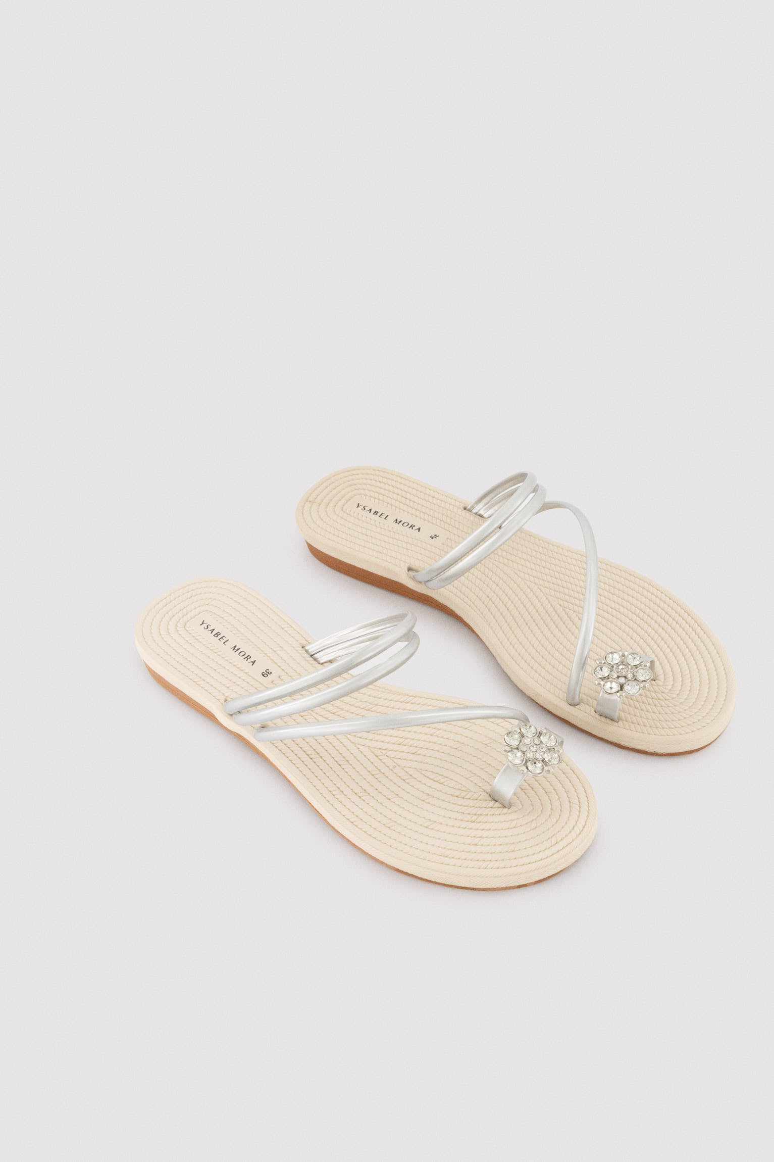 86289-sandalias-plateadas-detalle-flor-ysabel-mora