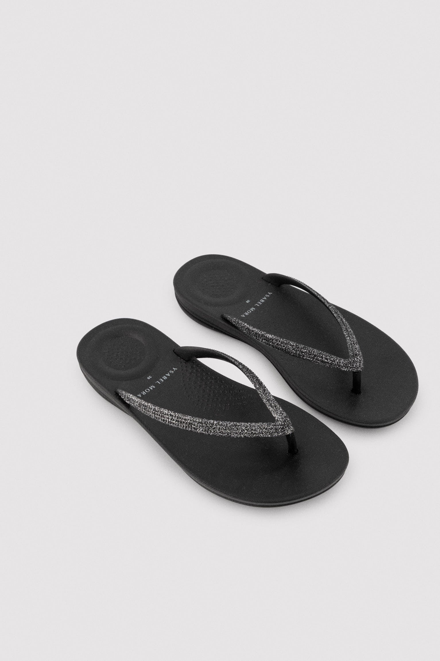 86290-negro-chanclas-tira-brillante-negras-ysabel-mora