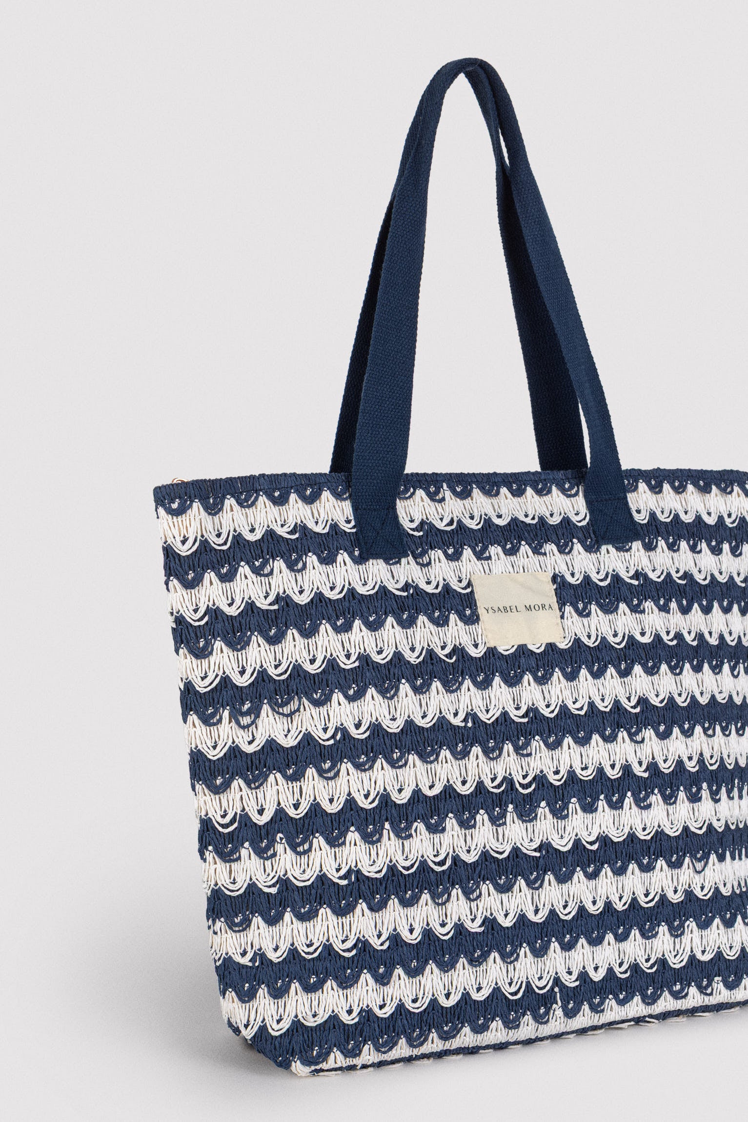 86294-bolso-de-playa-con-textura-blanco-y-marino-ysabel-mora