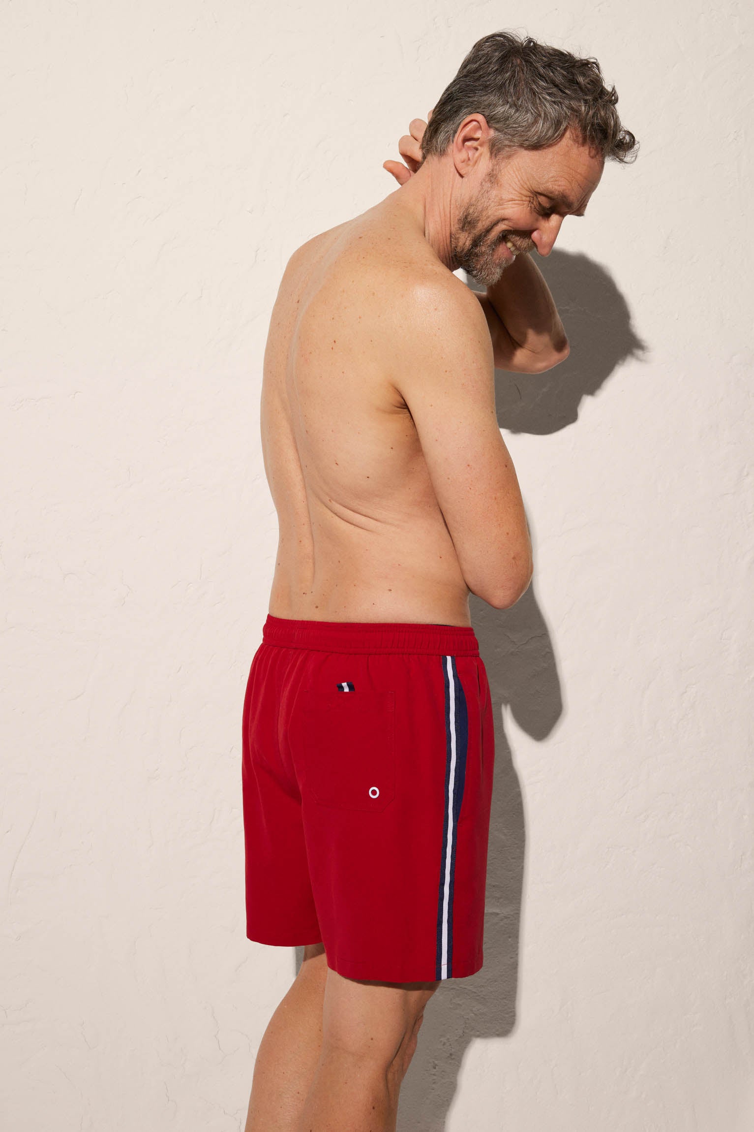 Maillot de bain long avec ligne côté rouge