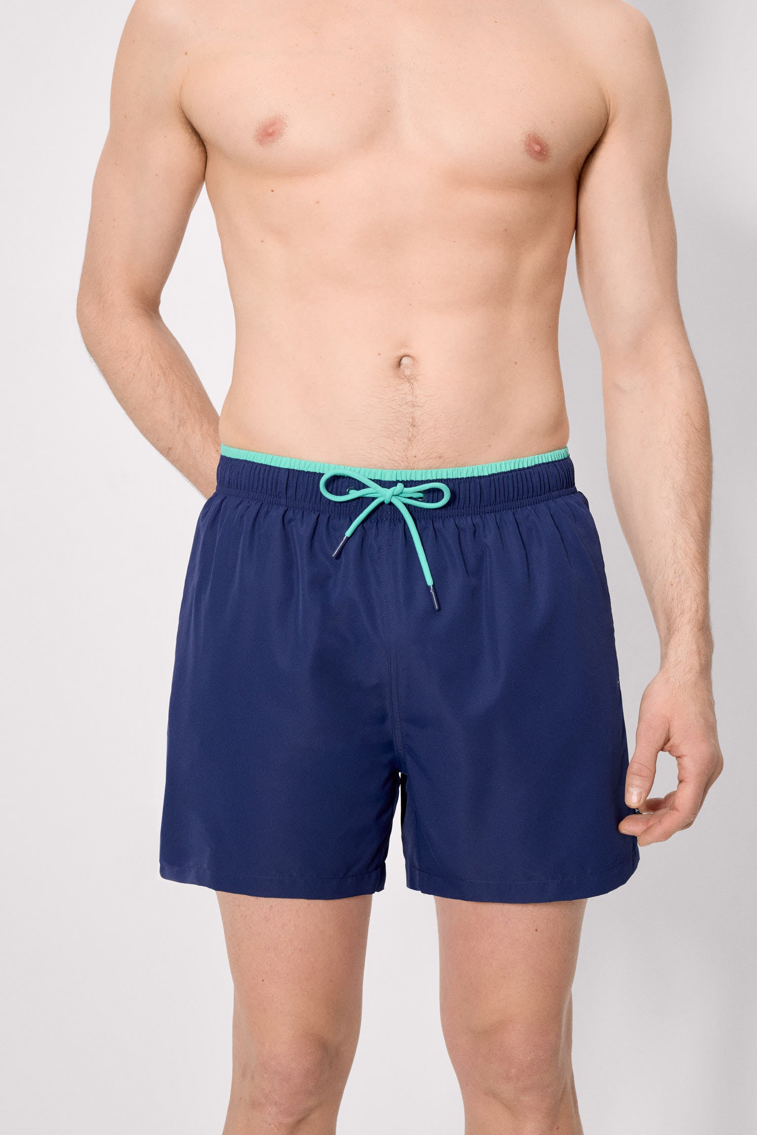 Maillot de bain bleu marine basique avec détail à la taille.