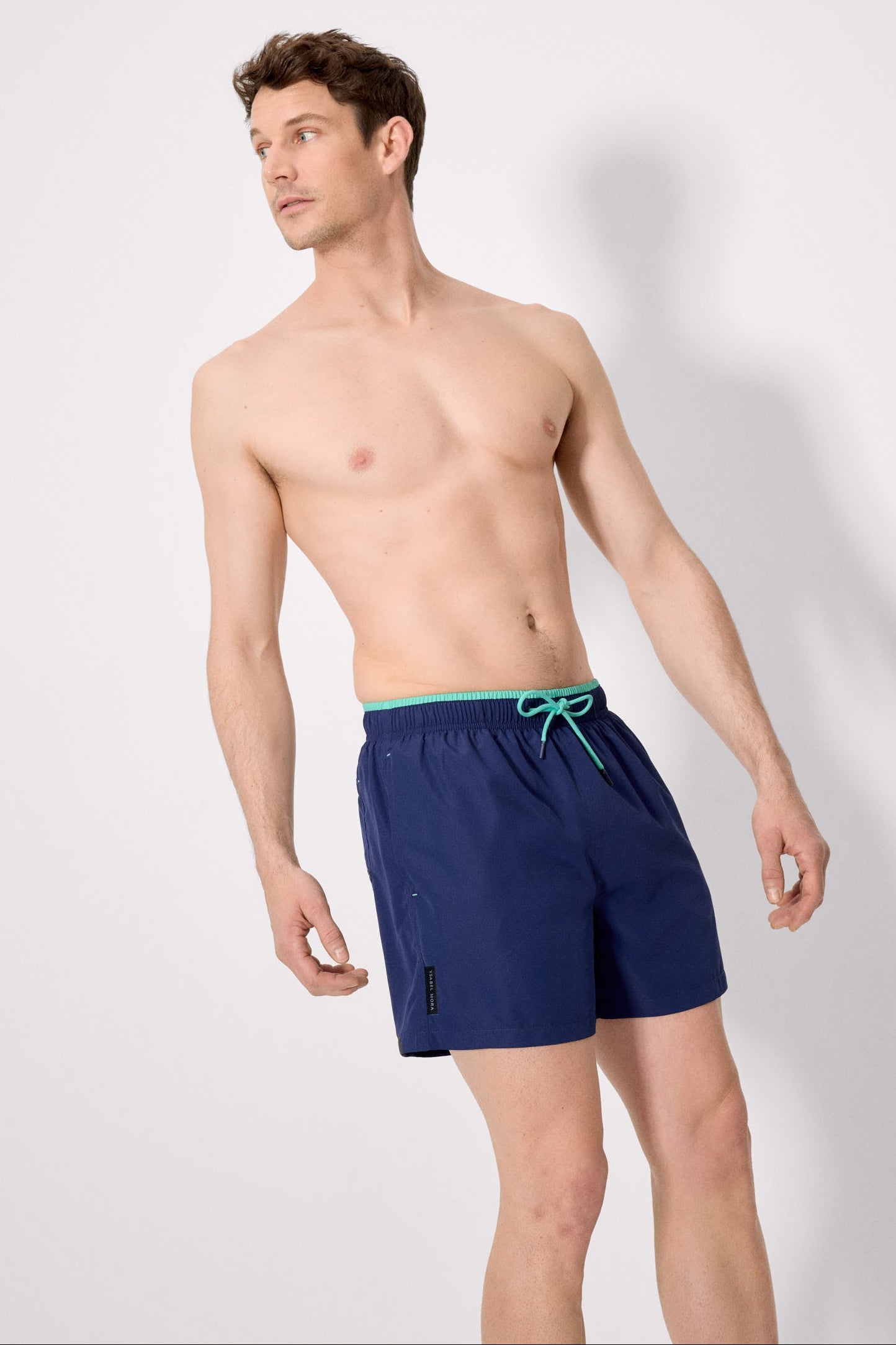 Maillot de bain bleu marine basique avec détail à la taille.