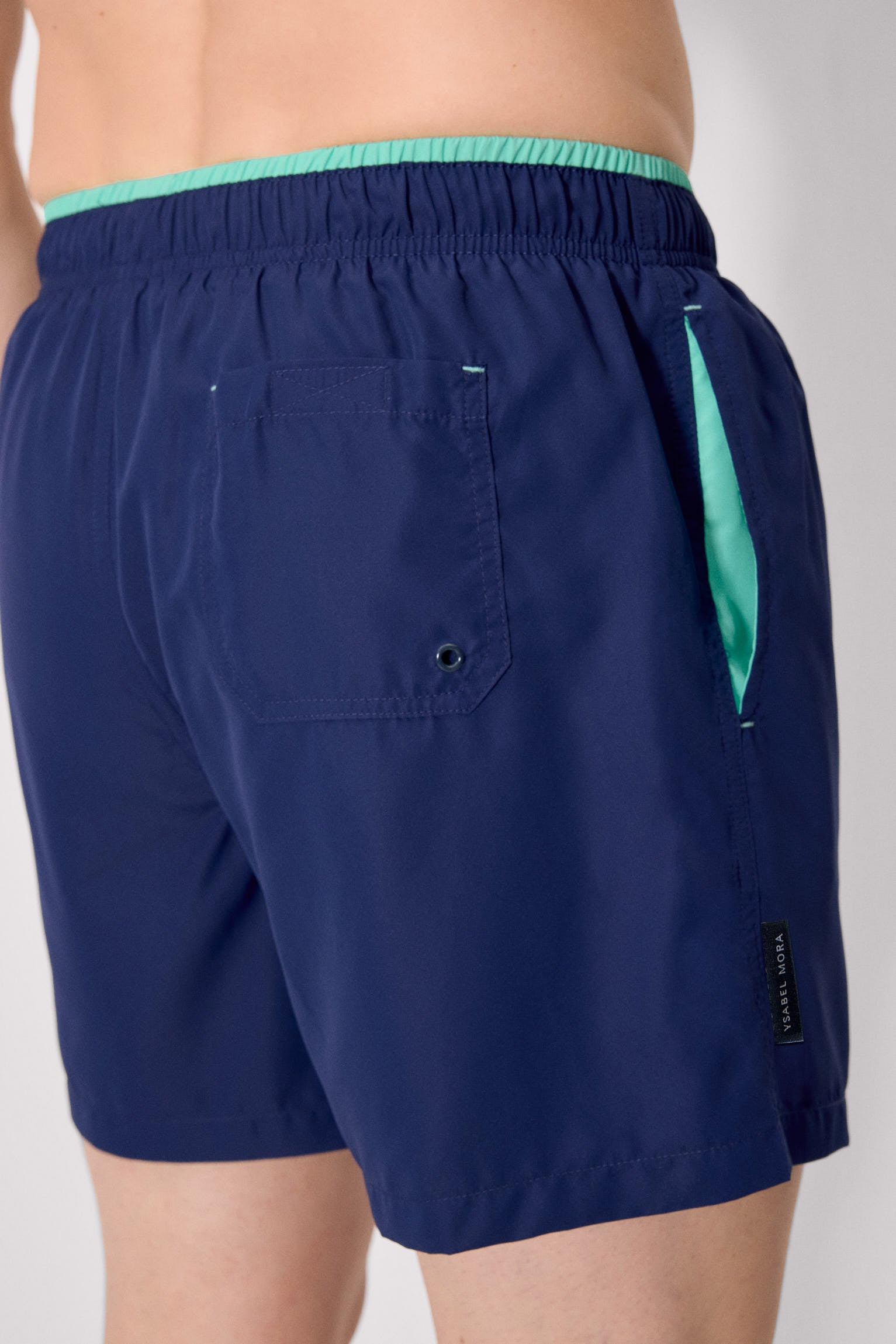 Maillot de bain bleu marine basique avec détail à la taille.