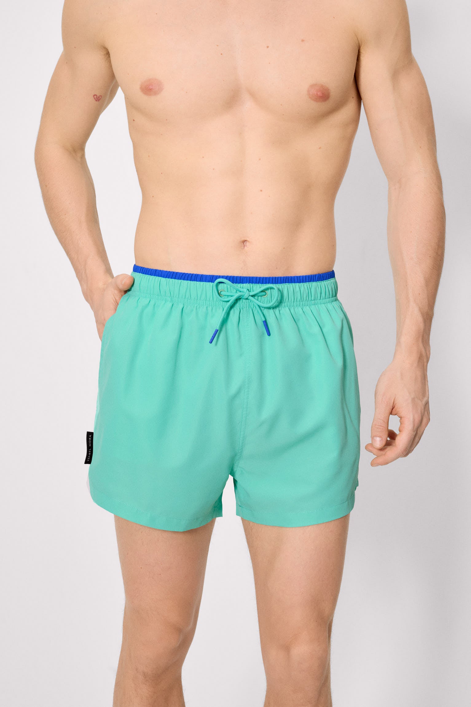 Maillot de bain court avec détail bleu à la taille
