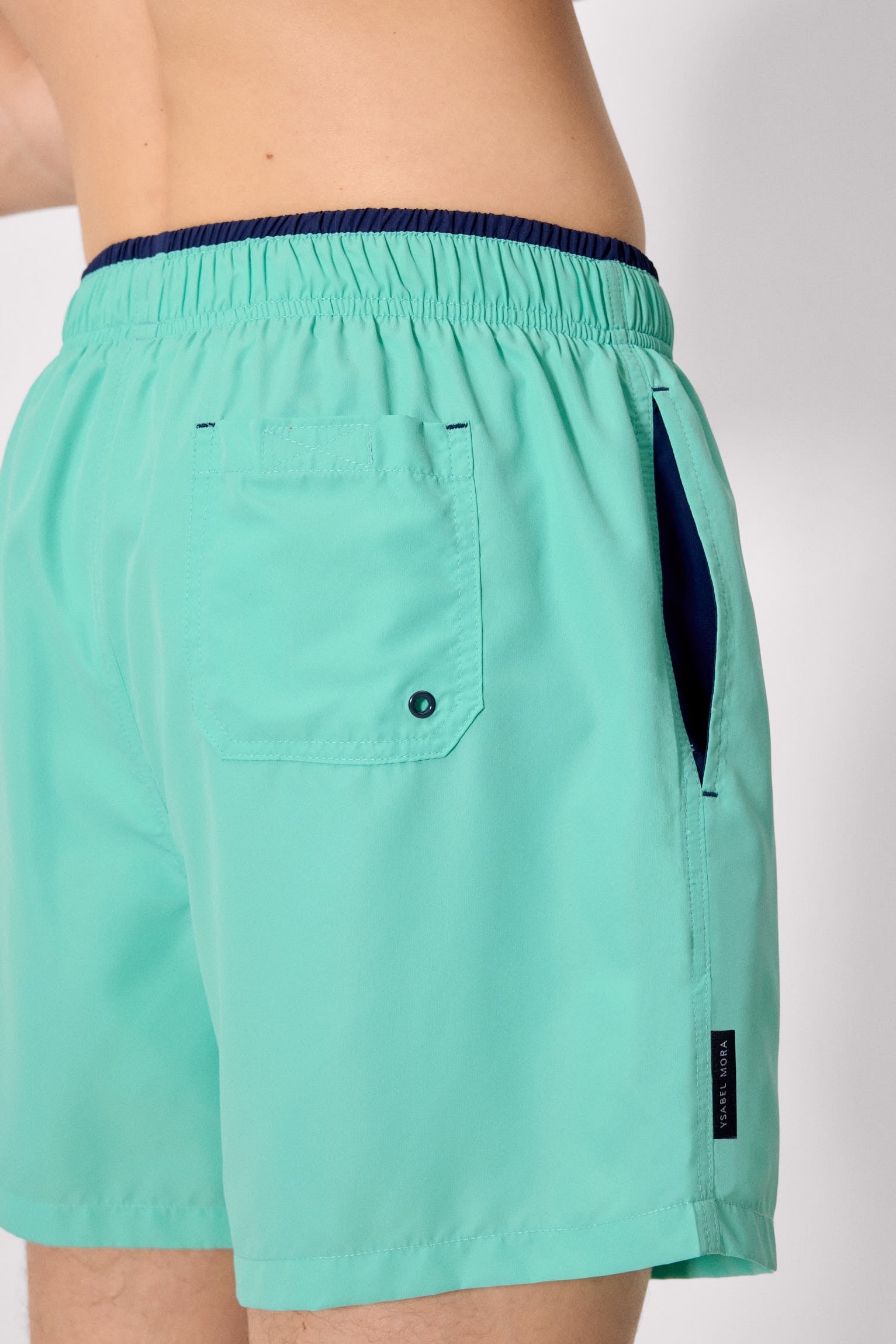 Maillot de bain basique mi-long avec détail vert à la taille