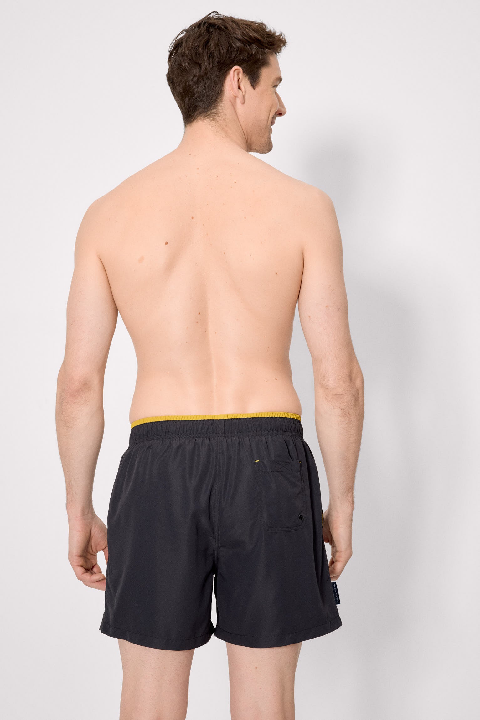 Maillot de bain une pièce noir, avec détail à la taille.