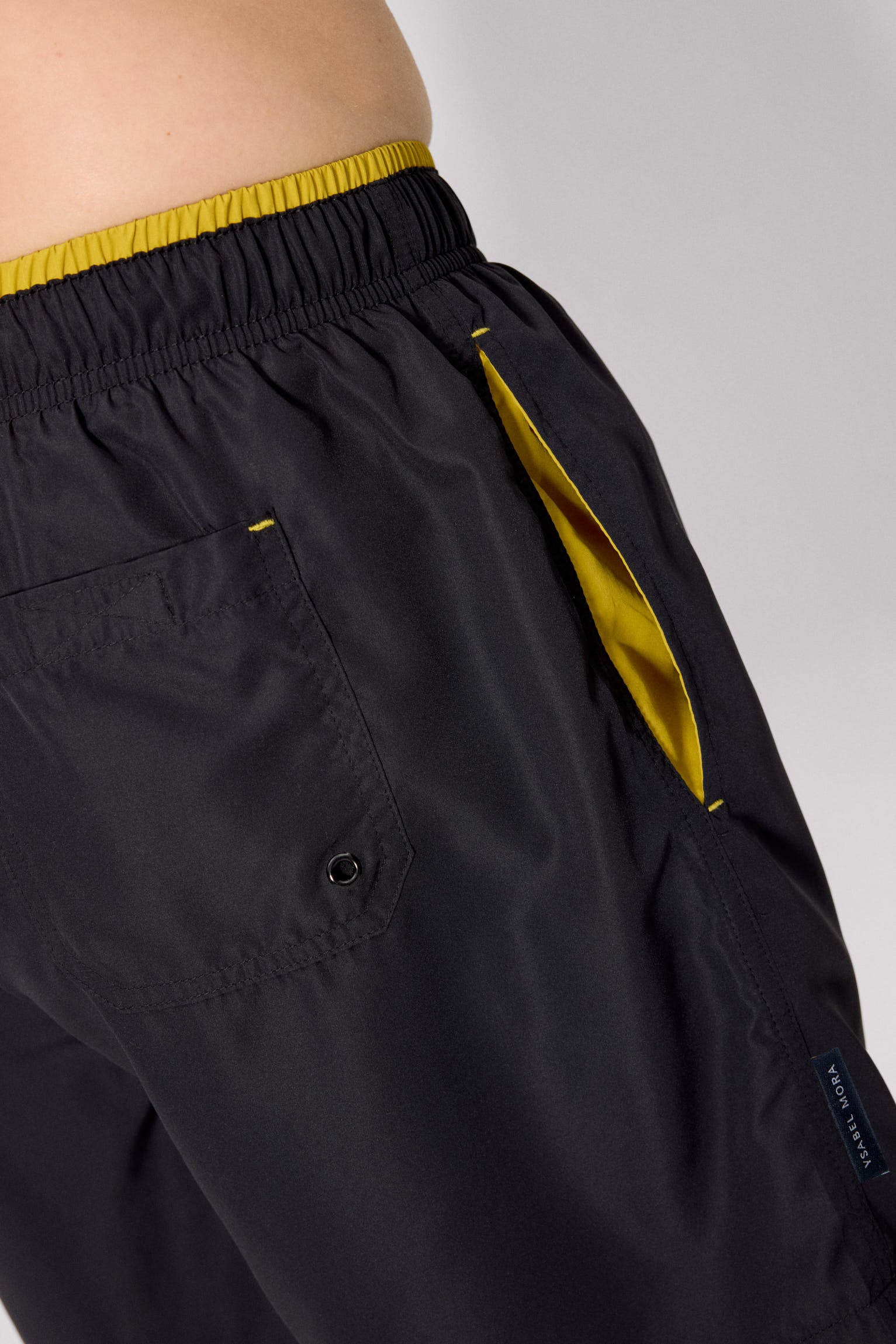 Maillot de bain une pièce noir, avec détail à la taille.