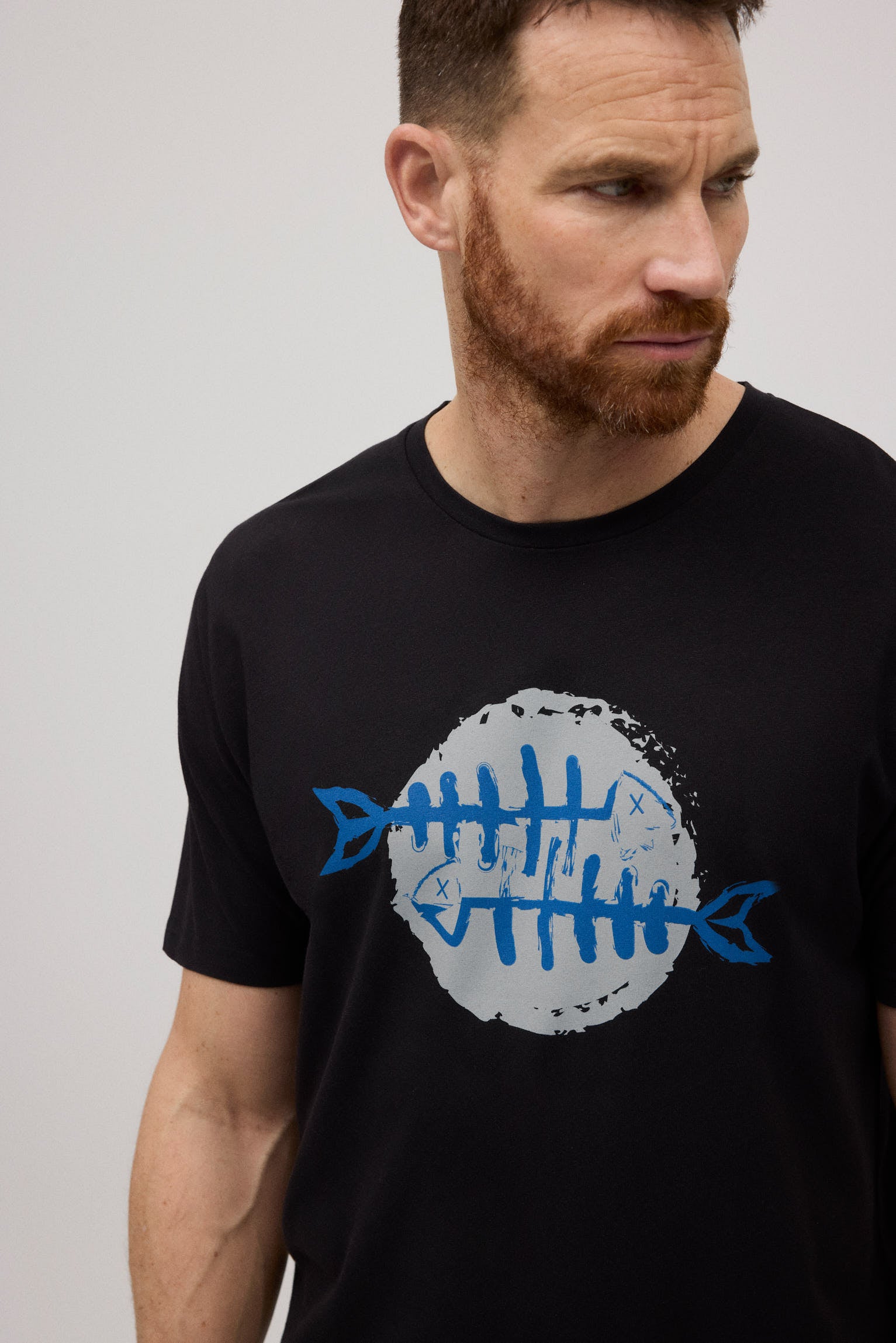 90508-camiseta-manga-corta-estampada-raspas-negro-016