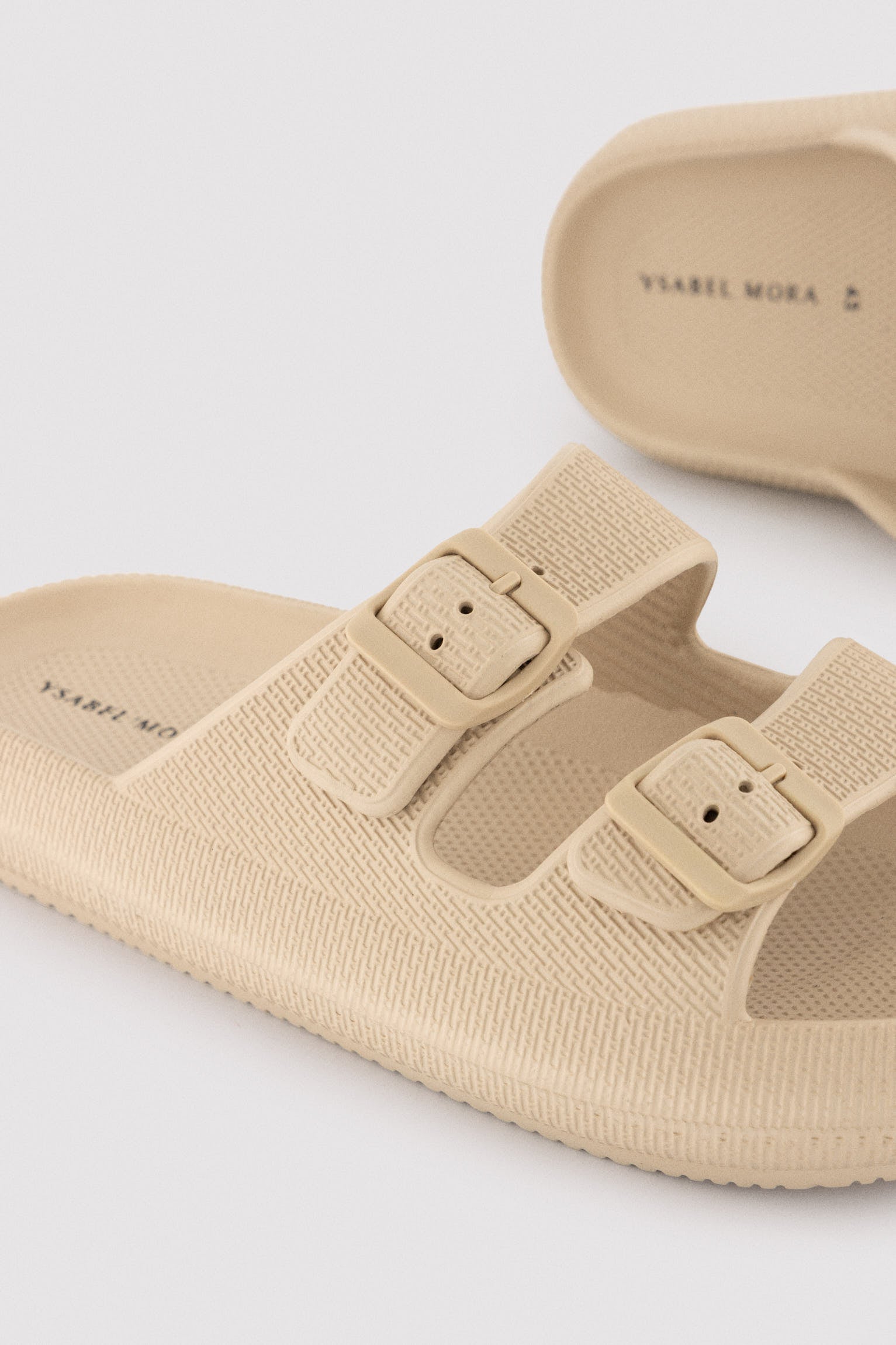 Chanclas hombre hebillas beige - Ysabel Mora