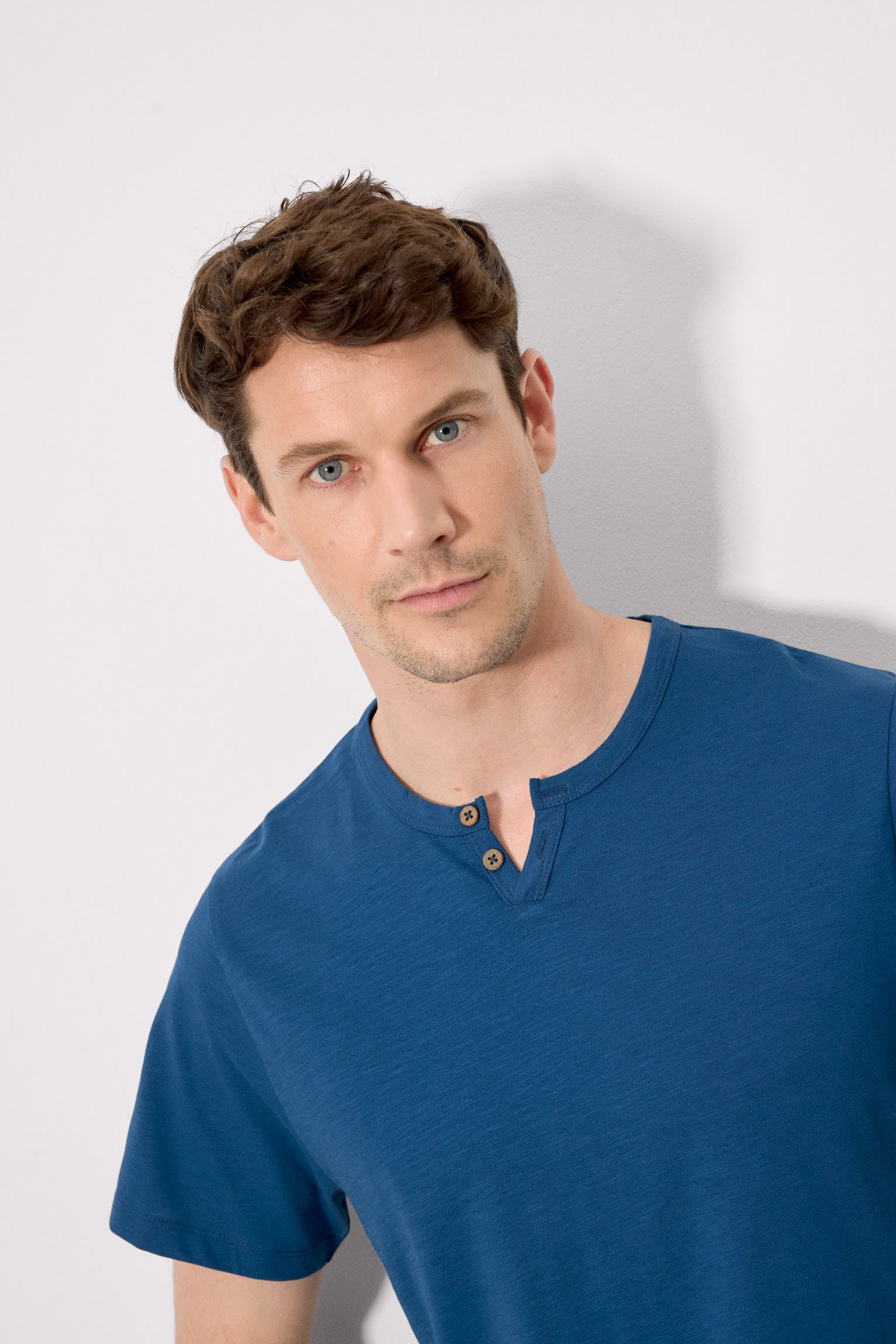 T-shirt basique à manches courtes et col henley, bleu