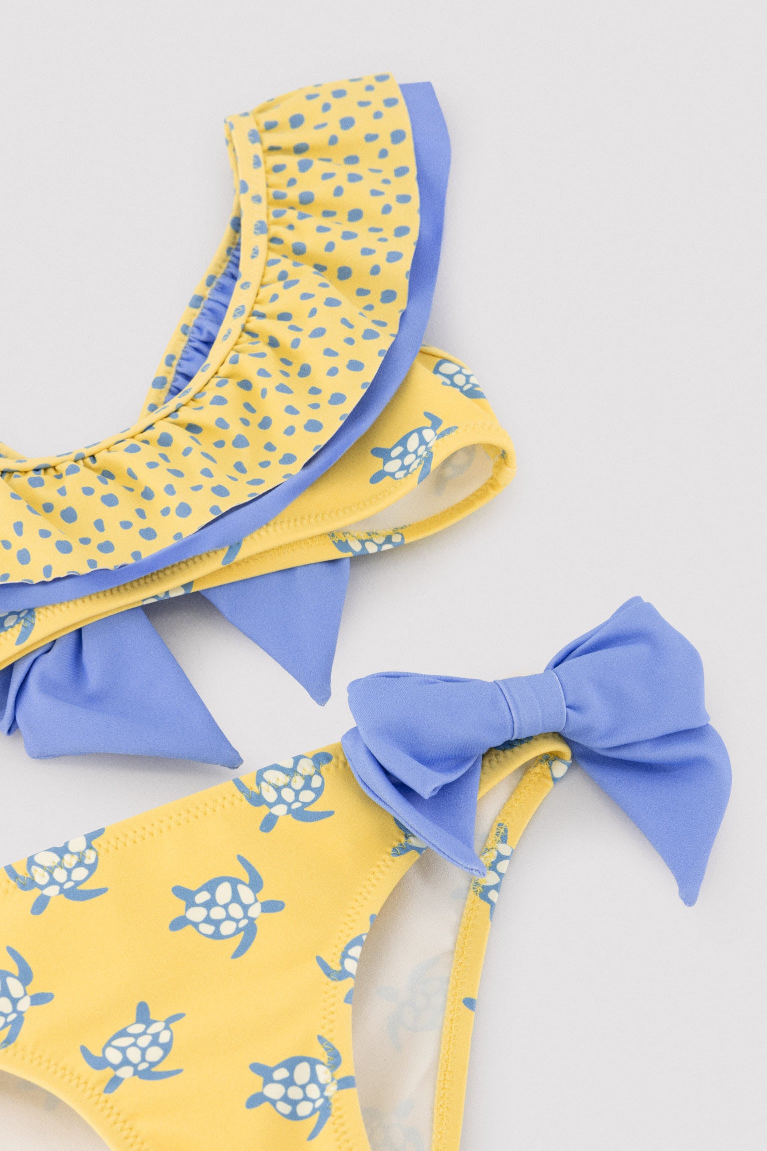 Bikini niña detalle volante y lazos estampado tortugas - Ysabel Mora