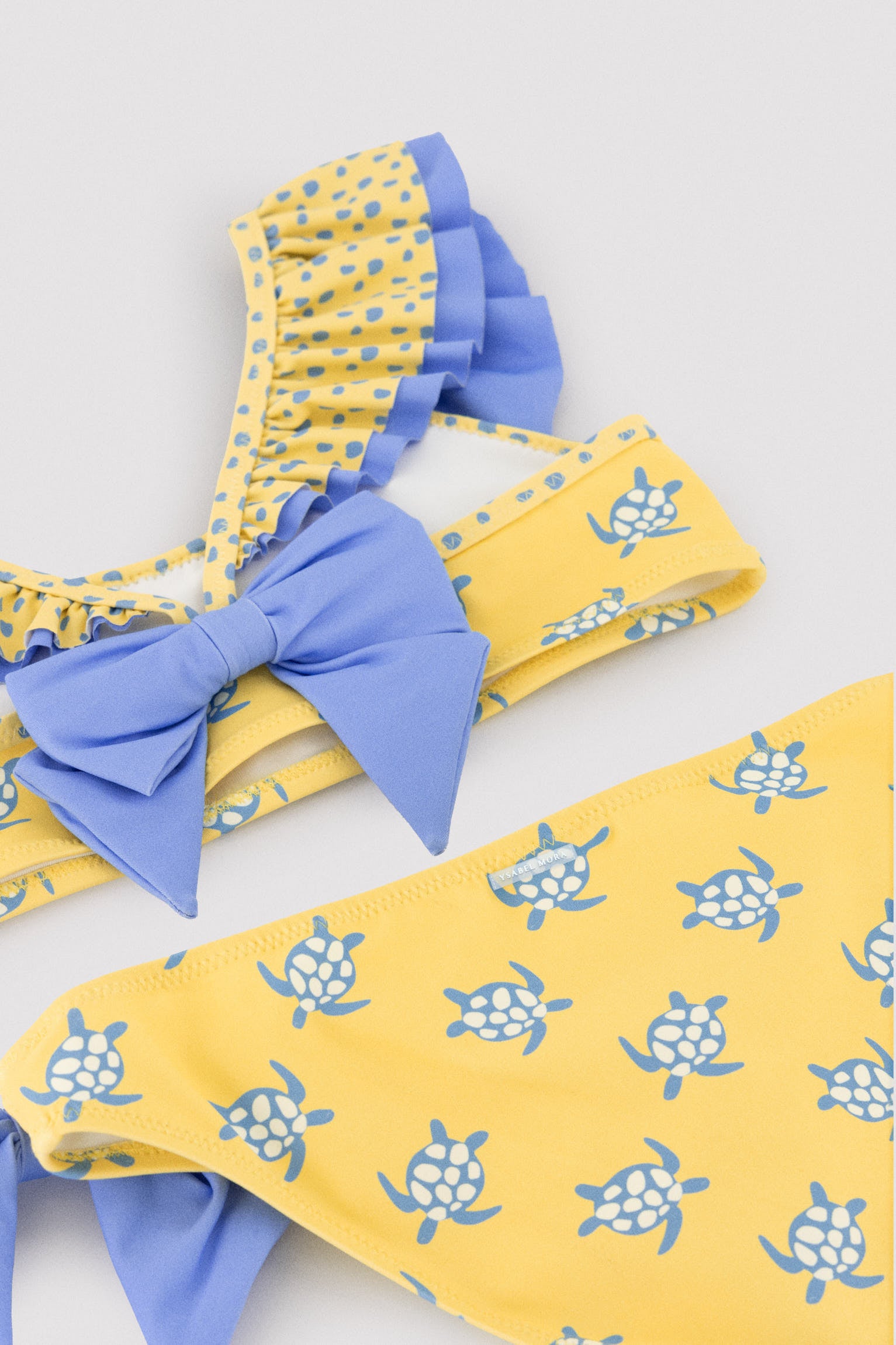 Bikini niña detalle volante y lazos estampado tortugas - Ysabel Mora