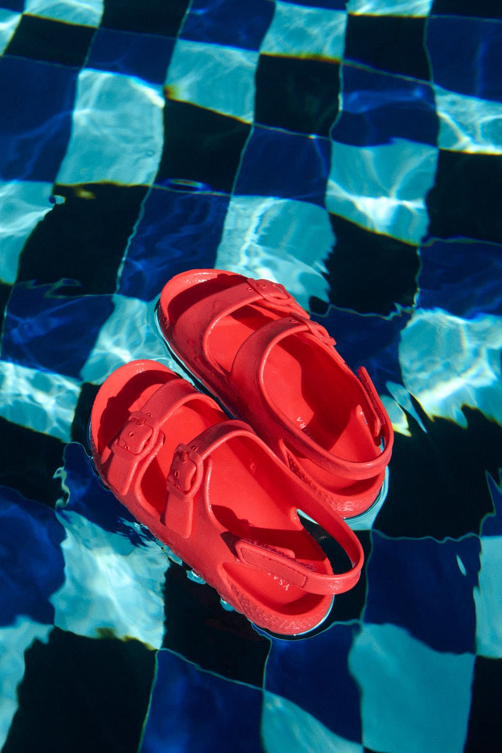 Chaclas infantiles de hebillas ajustables y velcro rojo - Ysabel Mora
