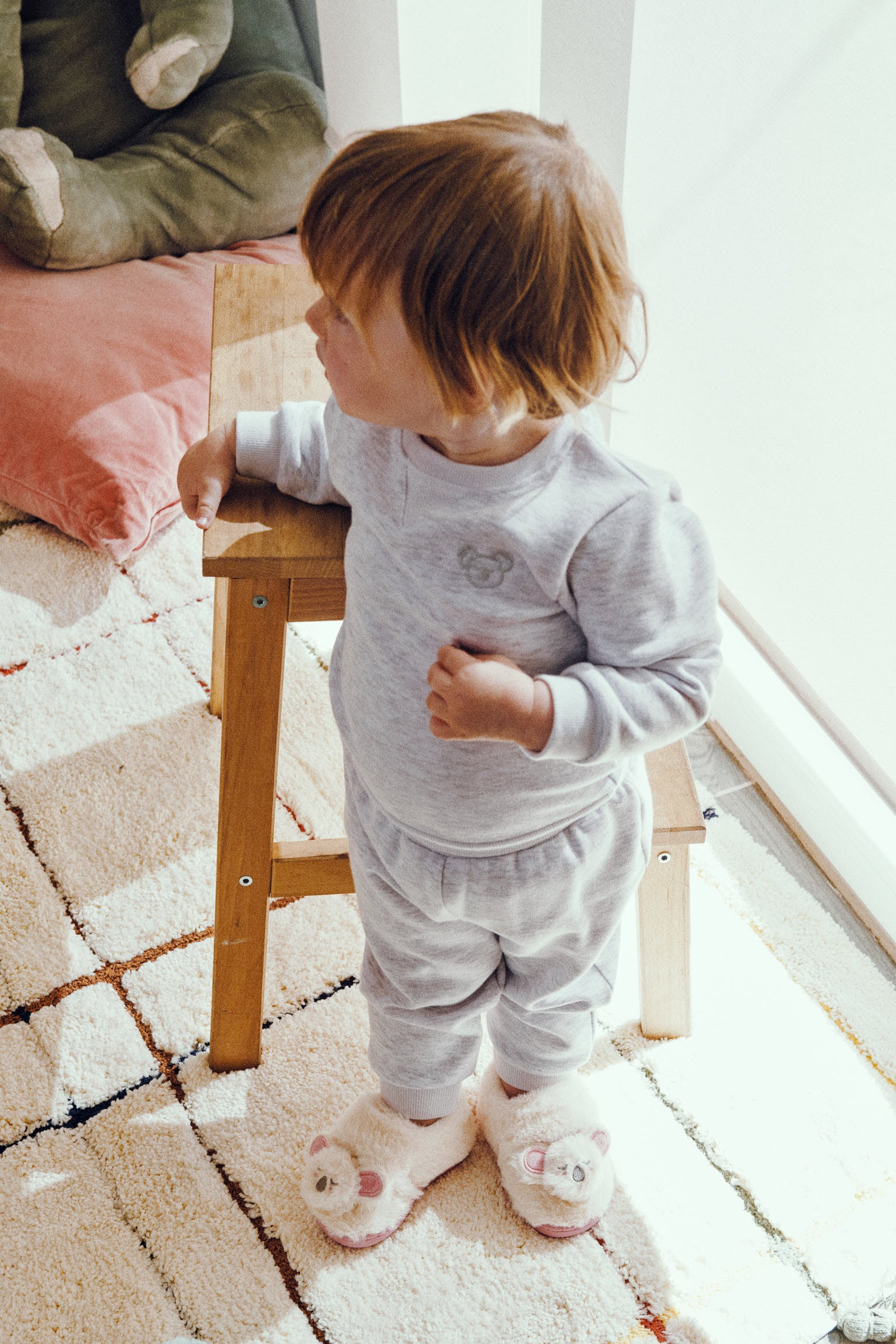 Ensemble bébé basique : sweat-shirt gris et jogging