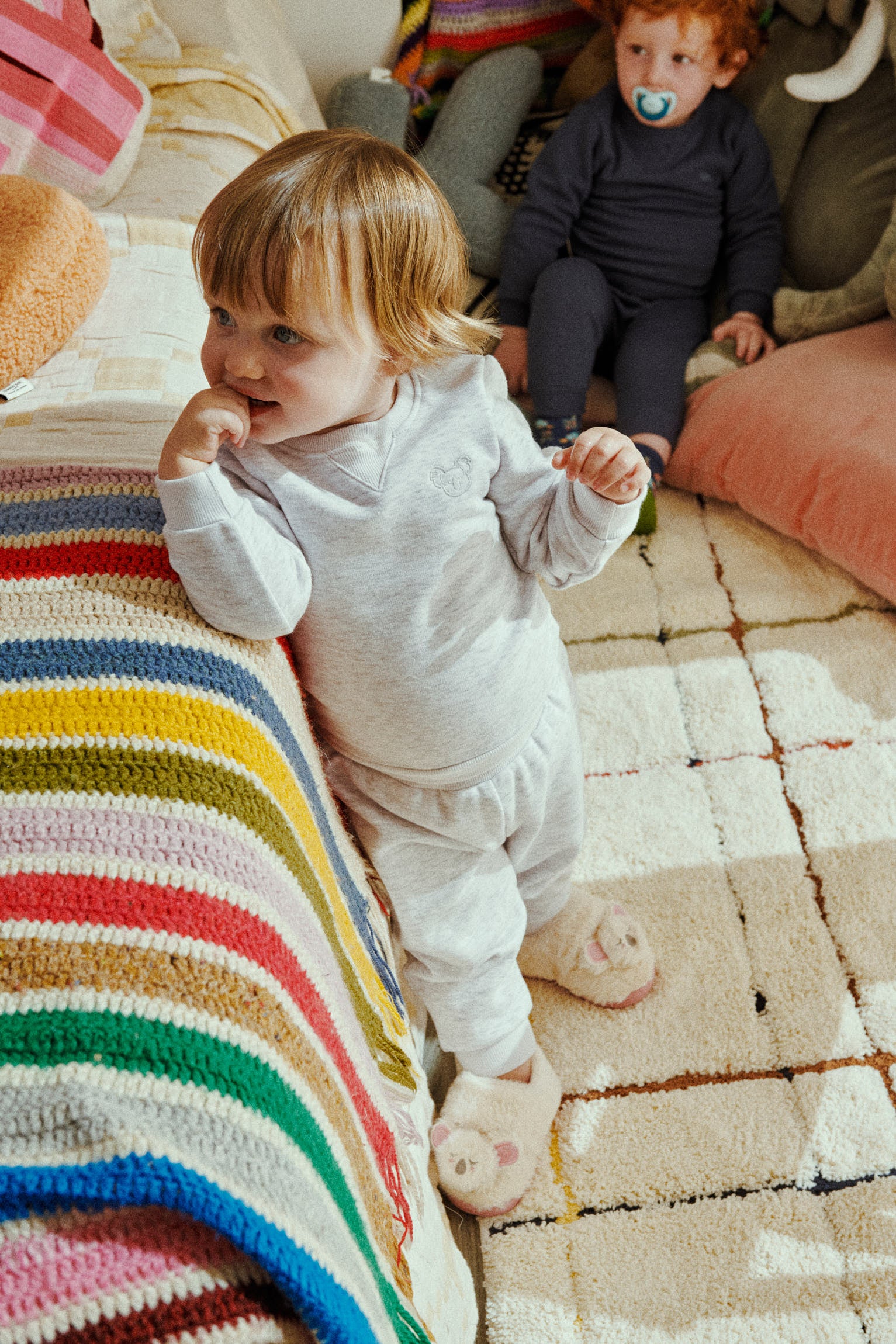 Ensemble bébé basique : sweat-shirt gris et jogging