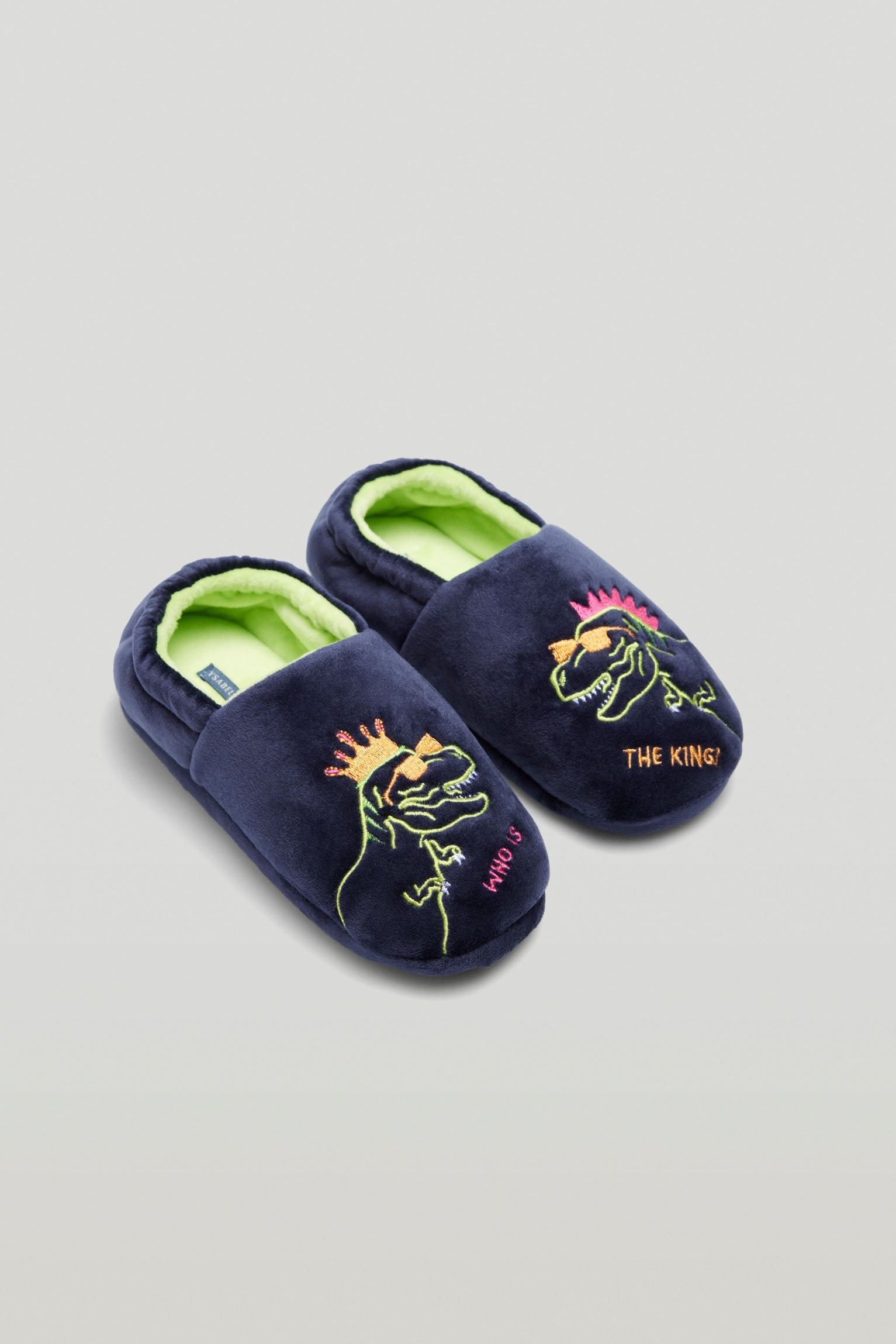Chaussons de maison Qui est le roi