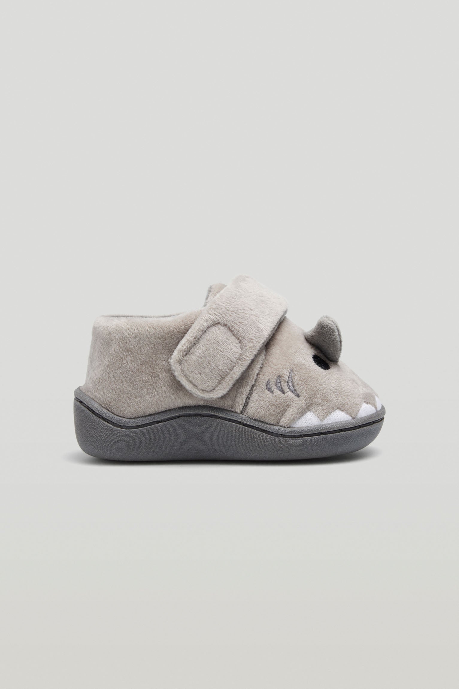 54021-1-zapatillas-casa-cierre-adhesivo-baby-boy-ysabel-mora - Gris