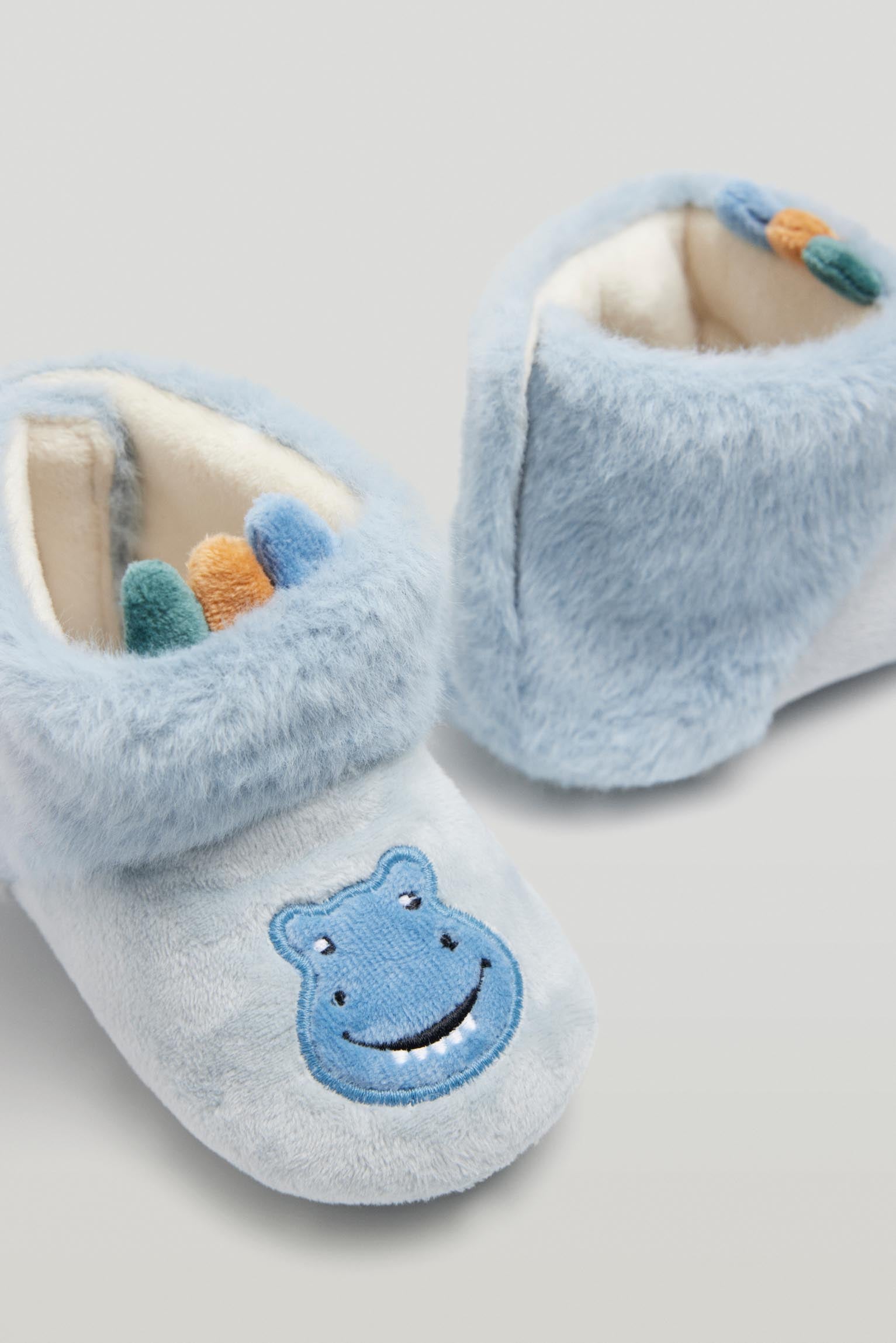 Les bottes de la maison de bébé Les dents de bébé